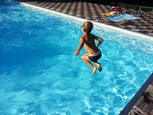skok dítěte do bazénu